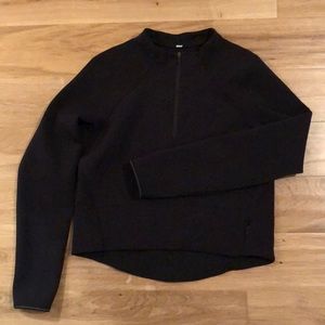 Black crop sweatshirt